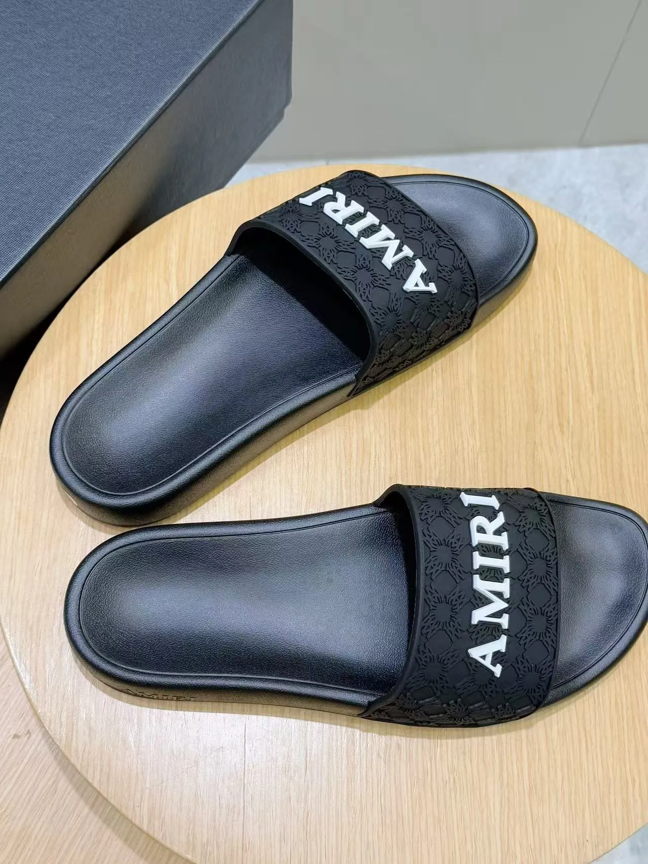 [AMIRI* Emil] P: 300💰 Size: 39-45 Official website new original 1:1 AMIRI* Emil classic men's slippers, high-end boutique, original material, TPU upper, foam bottom, fine workmanship, casual, loose and comfortable, a must-have in summer.